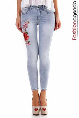 Blugi skinny albastru deschis cu model floral brodat si perlute albe Colorado
