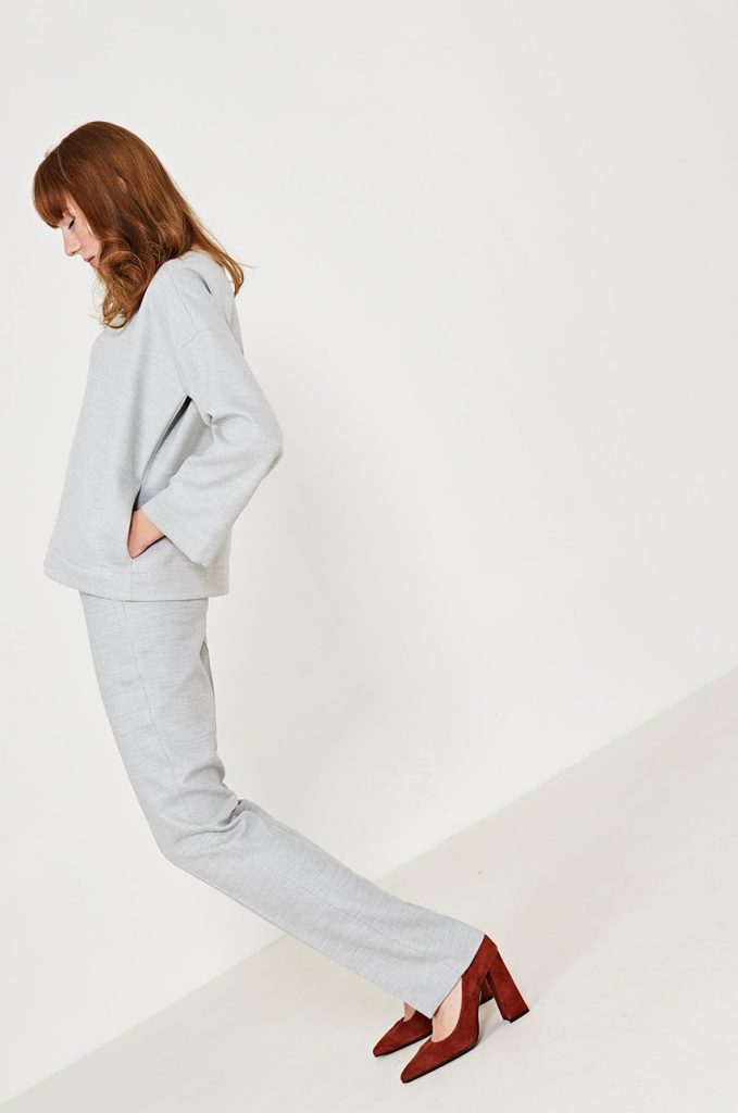 Pantaloni din colectia Simple. Model confectionat din tesatura neteda.