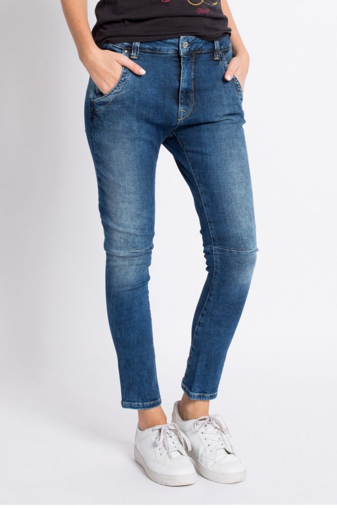 Jeansi din colectia Pepe Jeans cu fason tapered cu talia regulara. Model confectionat din denim spalacit.