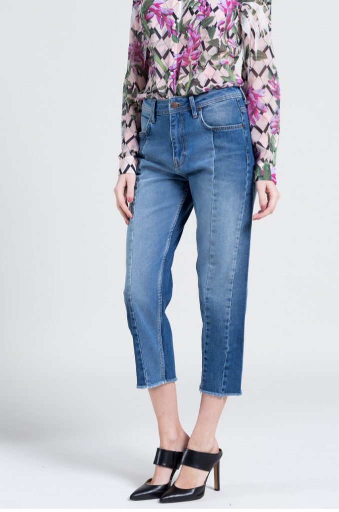 Jeansi din colectia Pepe Jeans cu fason comfort fit cu talia regulara. Model confectionat din denim abrazat decorativ.
