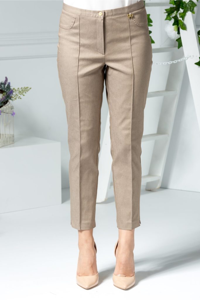 Pantaloni office bej cu aspect conic accesorizati cu buzunare false si o insertie metalica aurie Maia