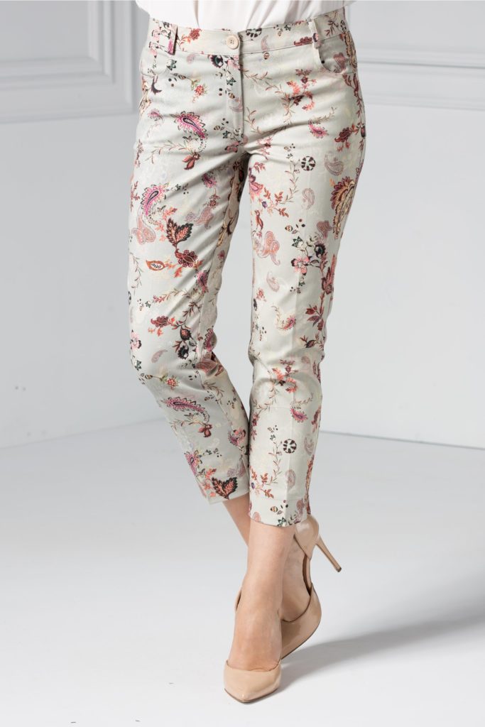 Pantalon dama casual office material de bumbac cu imprimeuri florale colorate si inchidere cu un nasture