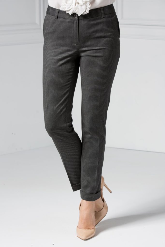 Pantalon dama office gri inchis in dungi verticale cu buzunare laterale din stofa fabricat in Romania
