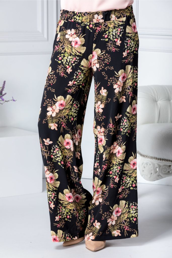 Pantaloni vaporosi negri cu motive florale pe tonuri de vernil si fucsia cu croi lejer cu talie elastica si buzunare discrete Blossom
