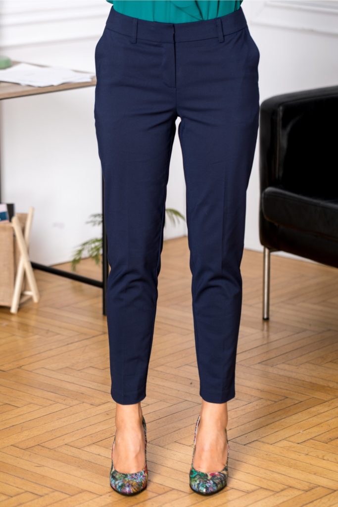 Pantaloni office eleganti bleumarin conici cu talie medie si buzunare discrete  Iza