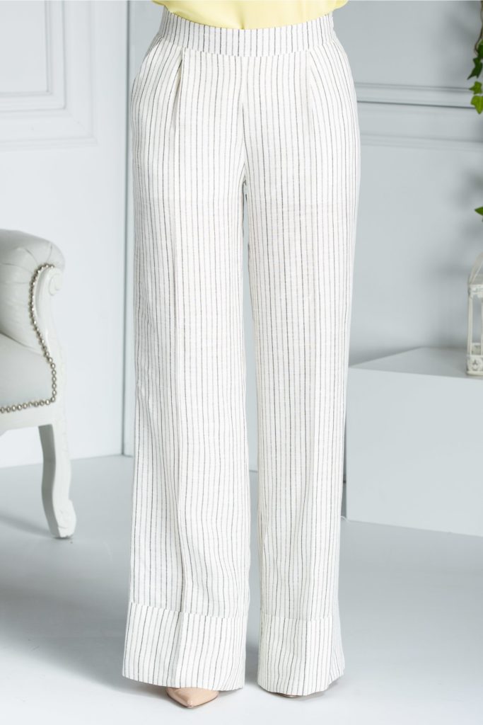 Pantaloni evazati albi cu imprimeu cu dungi negre discrete pentru o tinuta feminina in acest sezon Malia