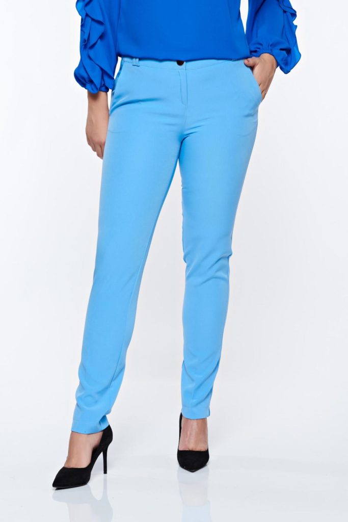 Pantaloni monocromatici într-o culoare modernă albastru deschis PrettyGirl cu talie medie si cu mici șlițuri pe părțile laterale