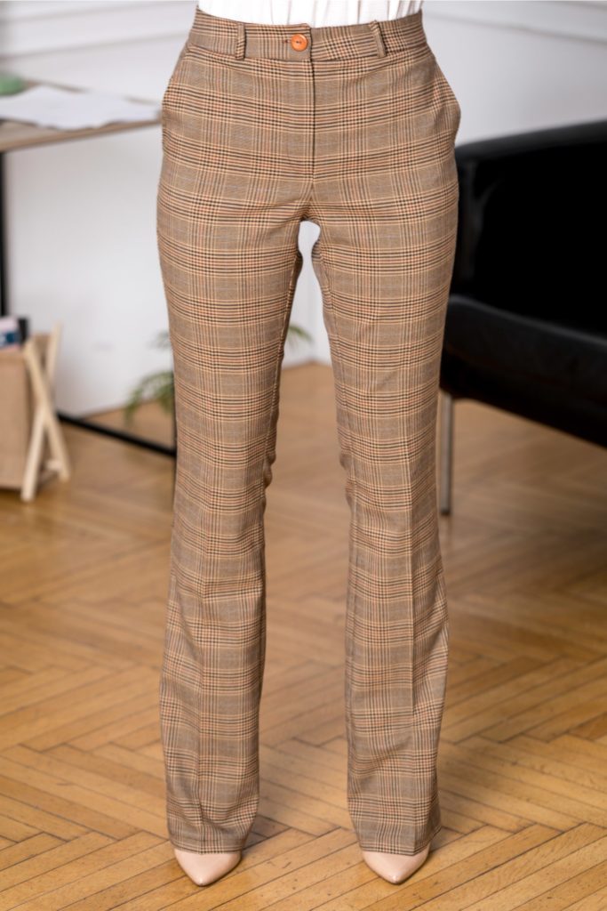 Pantaloni dama cu aspect conic pentru office dec uloare crem cu imprimeu in carouri discrete care iti avantajeaza silueta